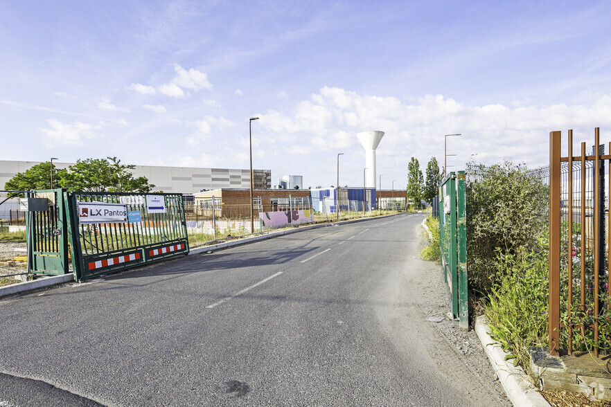 Industriel/Logistique dans Beauchamp à louer - Photo principale – Image 1 sur 2