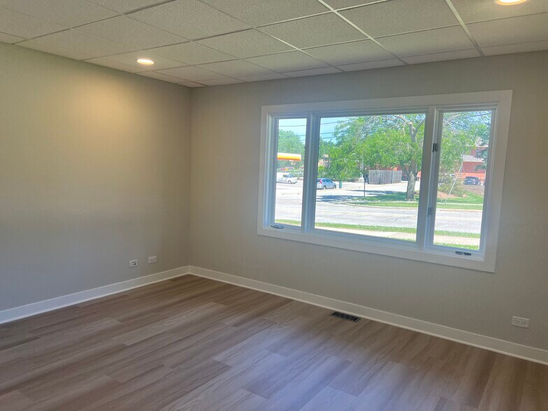 75 E Division St, Mundelein, IL à louer - Photo de l’immeuble – Image 3 sur 27