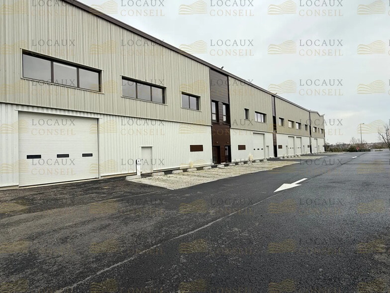 23 Rue Des Beaux Soleils, Osny à louer - Photo de l’immeuble – Image 1 sur 5