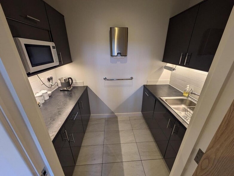 Douglas Dr, Godalming à louer - Photo de l’immeuble – Image 3 sur 8