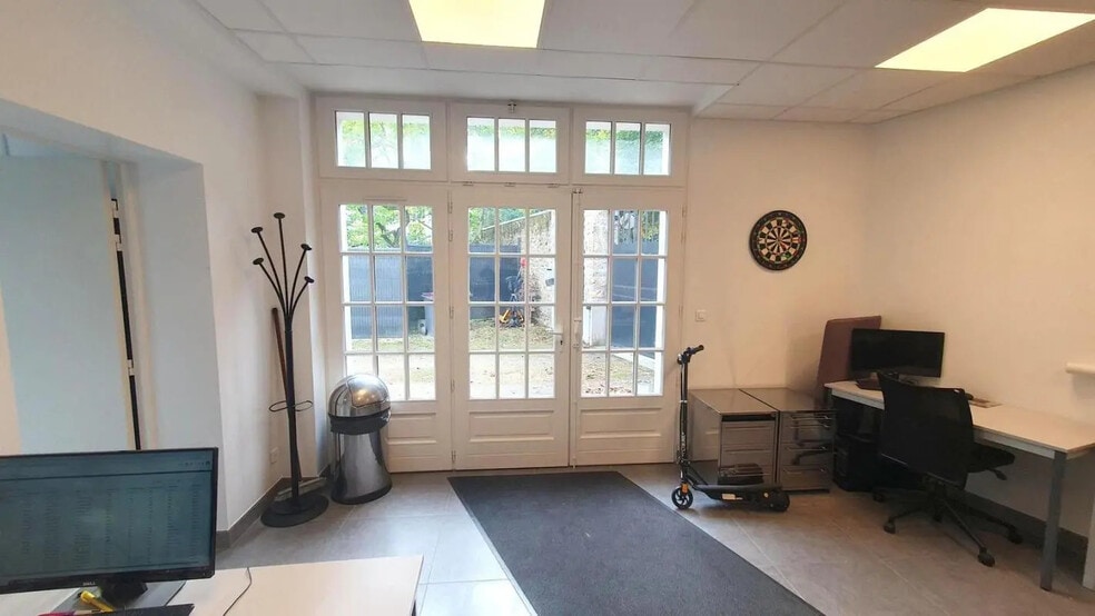 Bureau dans Versailles à louer - Photo de l’immeuble – Image 2 sur 21