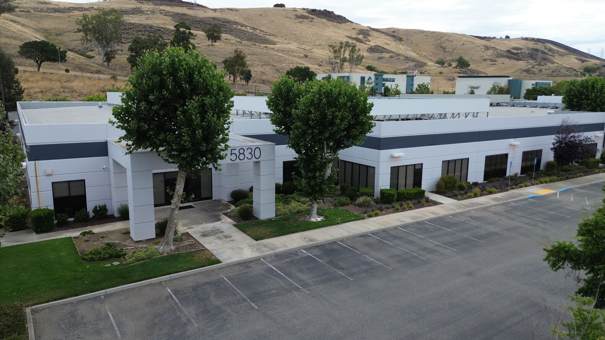 5830-5870 Hellyer Ave, San Jose, CA à louer Photo de l’immeuble– Image 1 sur 4