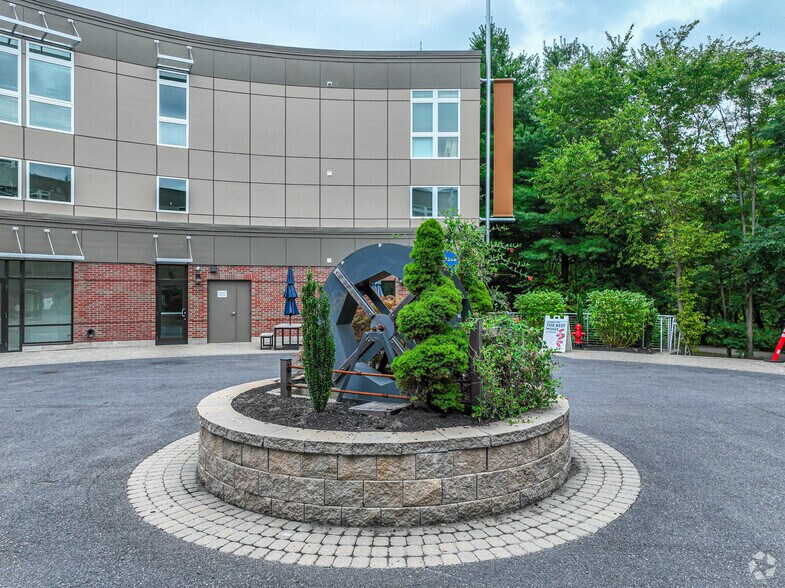 350 Pleasant St, Watertown, MA à louer - Photo de l’immeuble – Image 3 sur 12