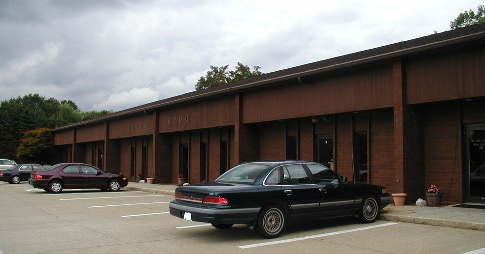 767 E Turkeyfoot Lake Rd, Akron, OH à louer - Photo de l’immeuble – Image 2 sur 9