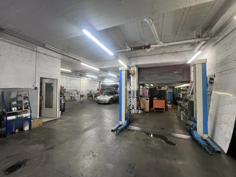 Industriel/Logistique dans Nice à louer - Photo de l’immeuble – Image 2 sur 3