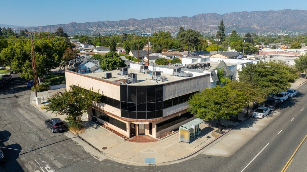 2725 W Burbank Blvd, Burbank, CA à vendre - Photo de l’immeuble – Image 2 sur 10