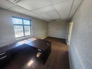 5847 Francis Lewis Blvd, Oakland Gardens, NY à louer Photo intérieure– Image 2 sur 10