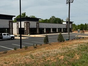 5696 W Gate City Blvd, Greensboro, NC à louer Photo de l’immeuble– Image 1 sur 3