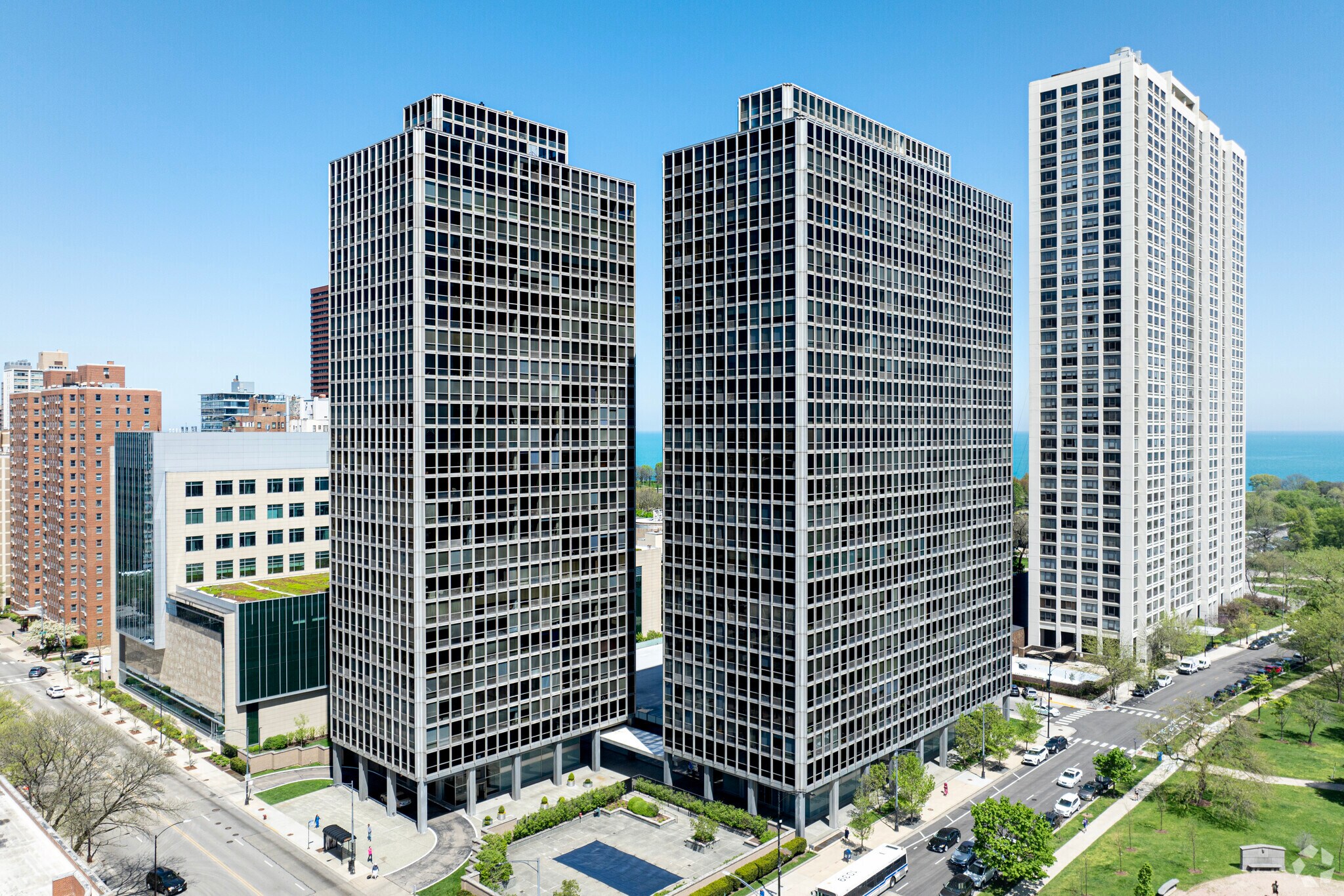330-340 W Diversey Pky, Chicago, IL à louer Photo principale– Image 1 sur 11