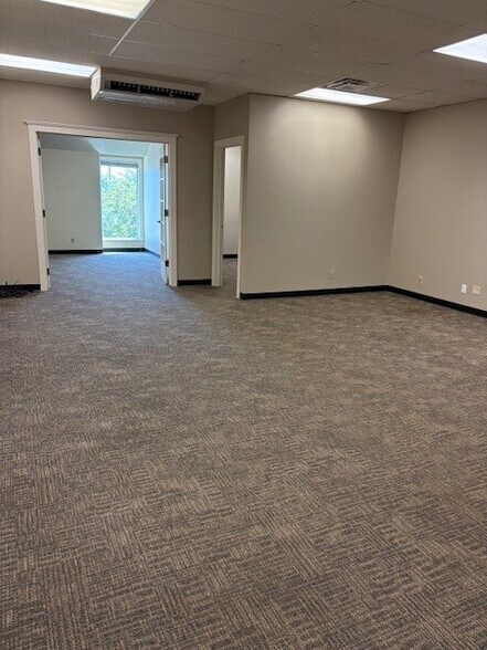 15301 W 87th Street Pky, Lenexa, KS à louer - Photo de l’immeuble – Image 2 sur 6