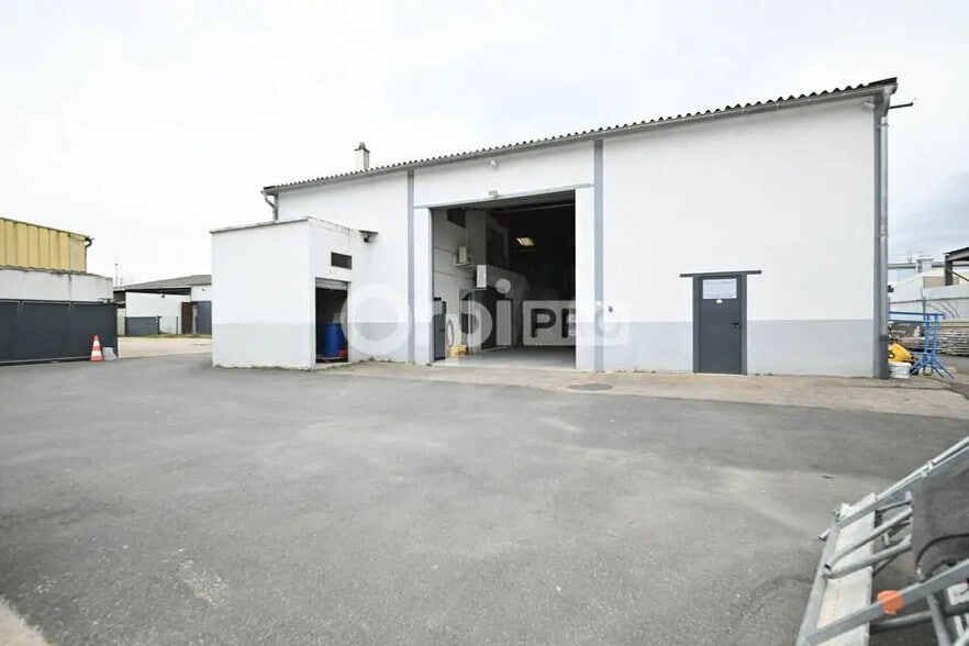 Local d’activités dans Grigny à louer - Photo de l’immeuble – Image 2 sur 12