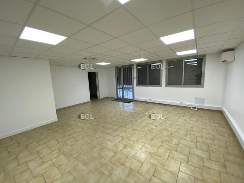 Local d'activités dans Sainte-Geneviève-des-Bois à vendre - Photo de l’immeuble – Image 3 sur 12