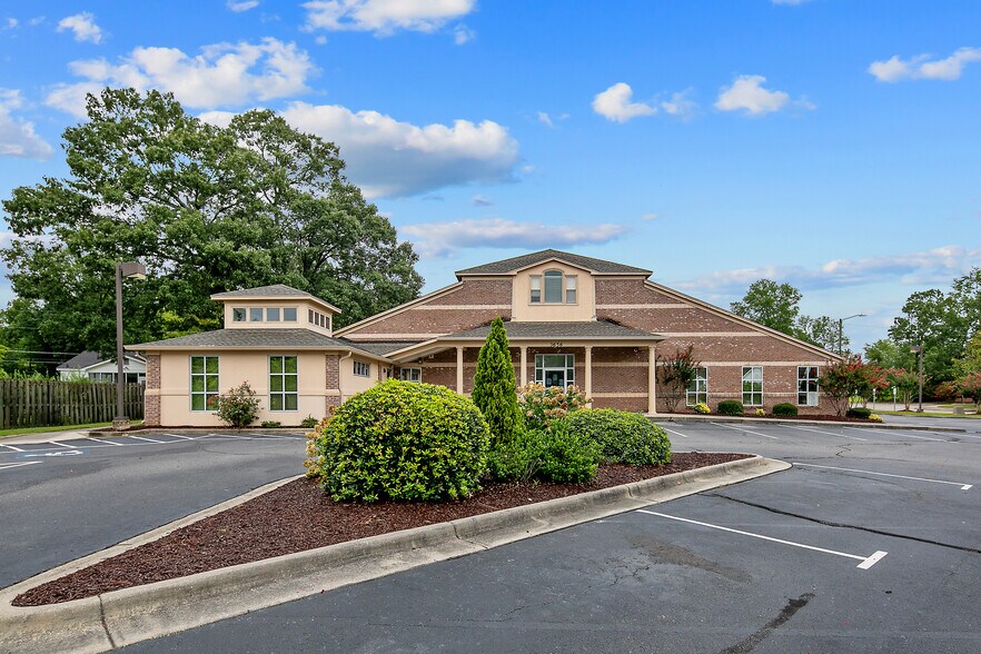 3656 Cape Center Dr, Fayetteville, NC à vendre - Photo de l’immeuble – Image 1 sur 14