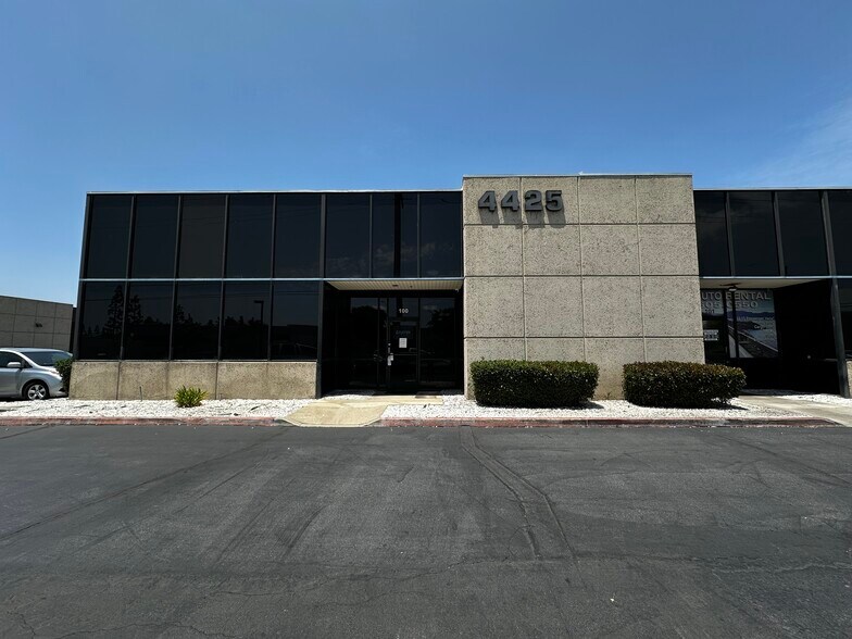 4425 E Airport Dr, Ontario, CA à louer - Photo de l’immeuble – Image 2 sur 9