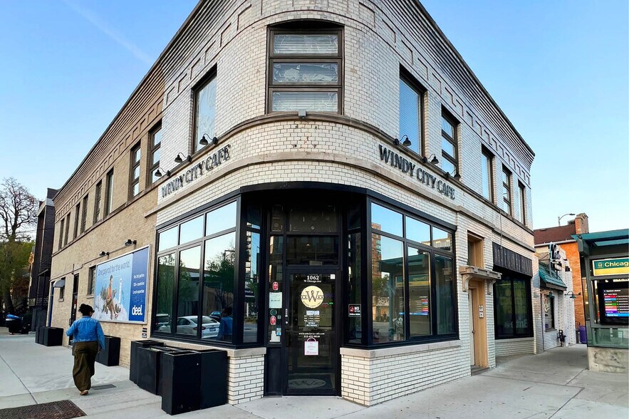 1058-1062 W Chicago Ave, Chicago, IL à louer - Photo de l’immeuble – Image 1 sur 4