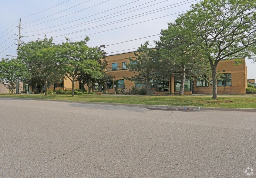 2145 Dunwin Dr, Mississauga, ON à vendre - Photo de l’immeuble – Image 3 sur 17