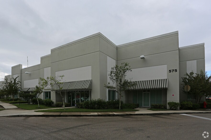 575 NW Mercantile Pl, Port Saint Lucie, FL à vendre - Photo principale – Image 1 sur 11