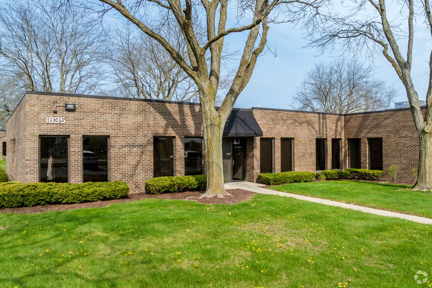1835 Rohlwing Rd, Rolling Meadows, IL à vendre - Photo principale – Image 1 sur 9