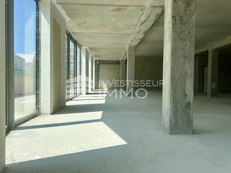 Bureau dans Avon à vendre - Photo de l’immeuble – Image 2 sur 5