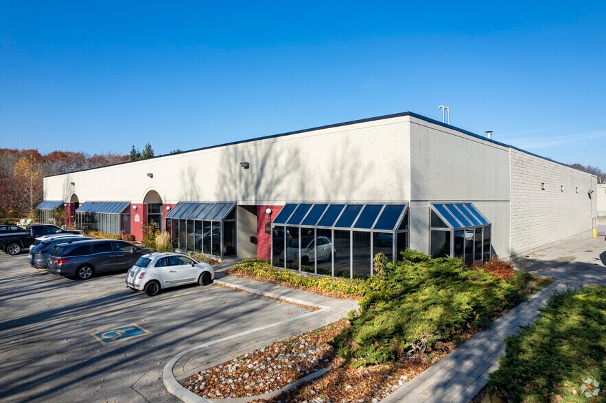 120 W Beaver Creek Rd, Richmond Hill, ON à vendre - Photo principale – Image 1 sur 2