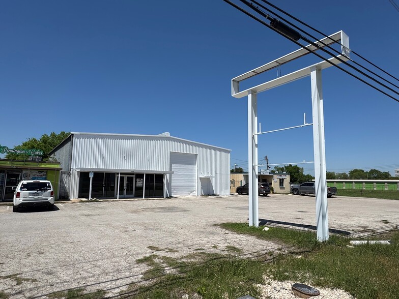 1660 S Interstate 35, San Marcos, TX à louer - Photo de l’immeuble – Image 2 sur 9