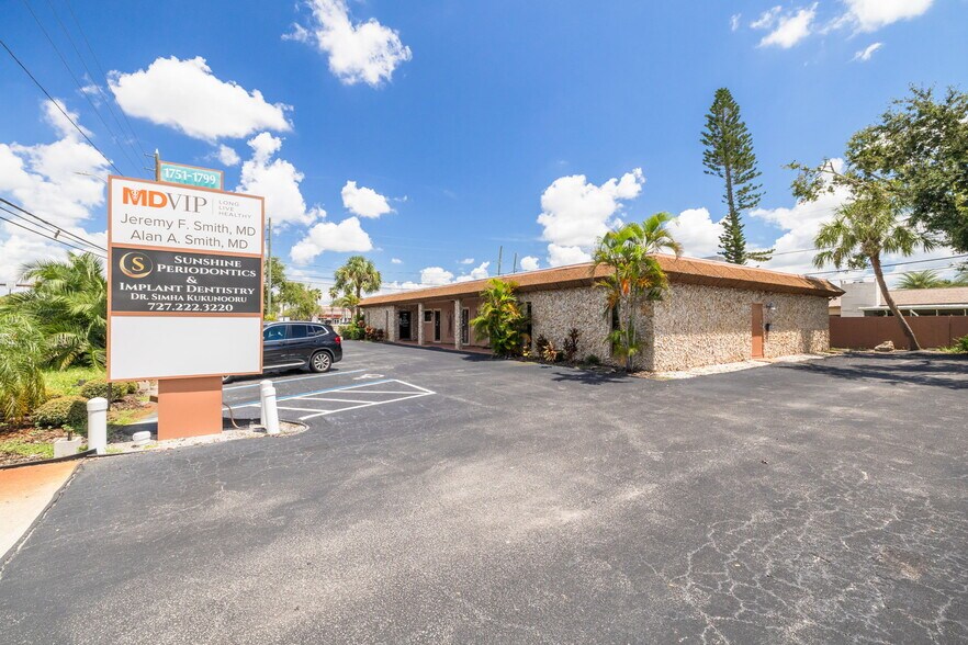 1751 66th St N, Saint Petersburg, FL à louer - Photo de l’immeuble – Image 3 sur 16
