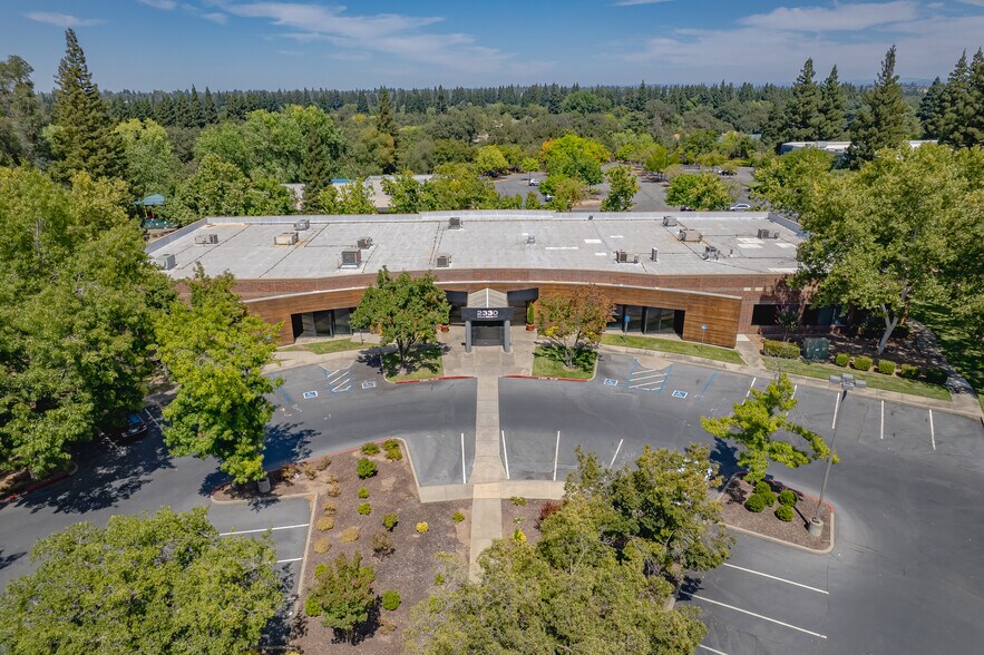 2330 Gold Meadow Way, Gold River, CA à vendre - Photo de l’immeuble – Image 2 sur 10