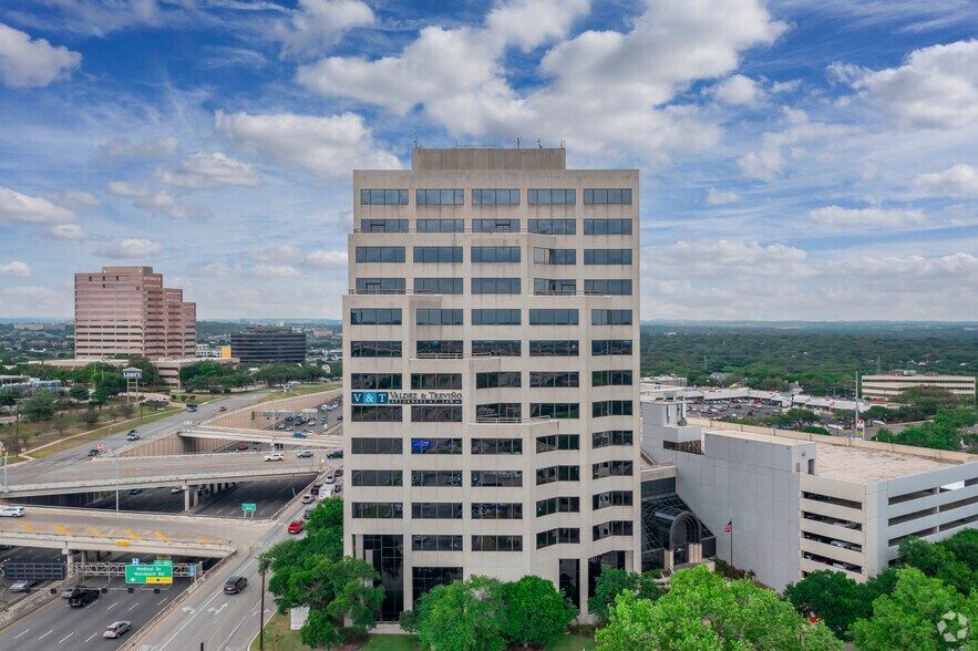 8023 vantage Dr, San Antonio, TX à louer - Photo de l’immeuble – Image 2 sur 6