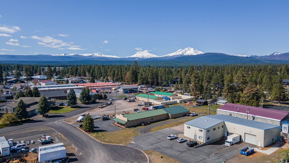 723 N Curtis Ct, Sisters, OR à vendre - Photo de l’immeuble – Image 1 sur 36