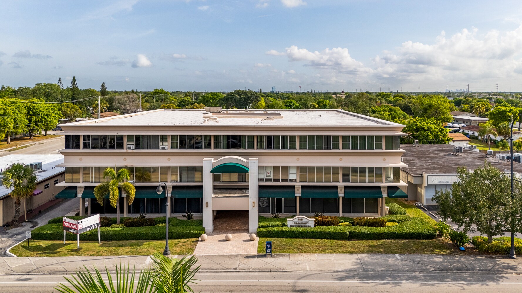 6151 Miramar Pky, Miramar, FL à louer Photo de l’immeuble– Image 1 sur 9