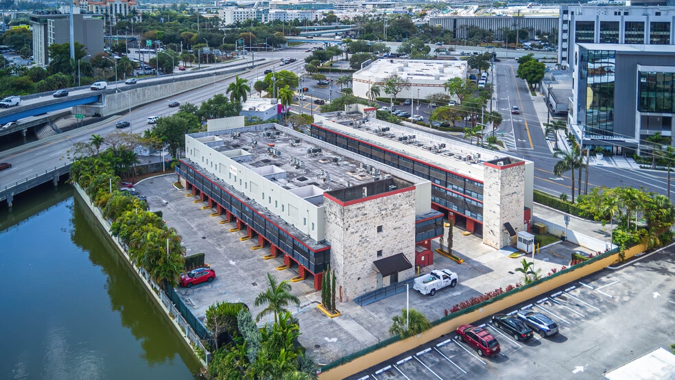 901 S Royal Poinciana Blvd, Miami Springs, FL à vendre - Photo de l’immeuble – Image 2 sur 19