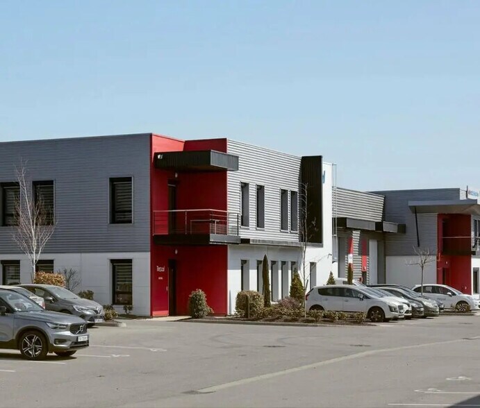 Local d’activités dans Saint-Priest à louer - Photo de l’immeuble – Image 1 sur 3