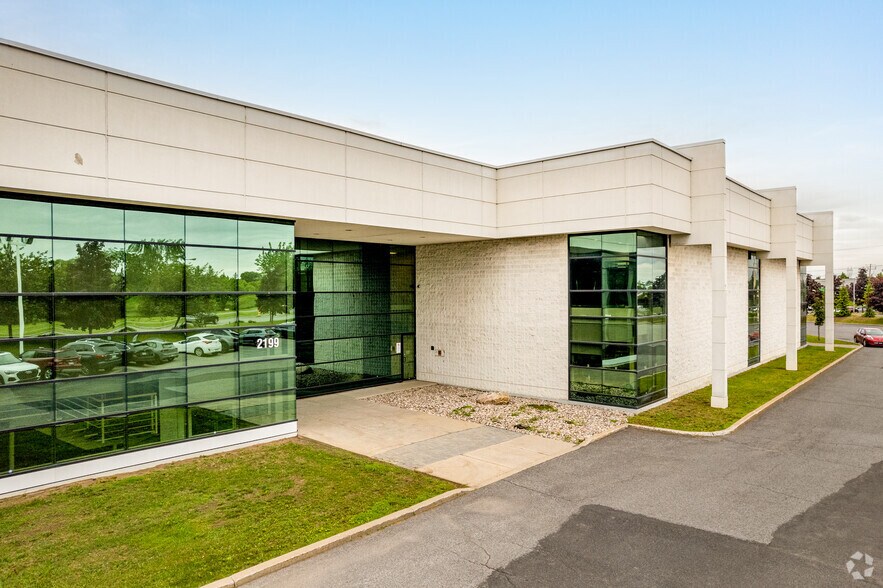 2199 Boul Fernand-Lafontaine, Longueuil, QC à louer - Photo de l’immeuble – Image 3 sur 4
