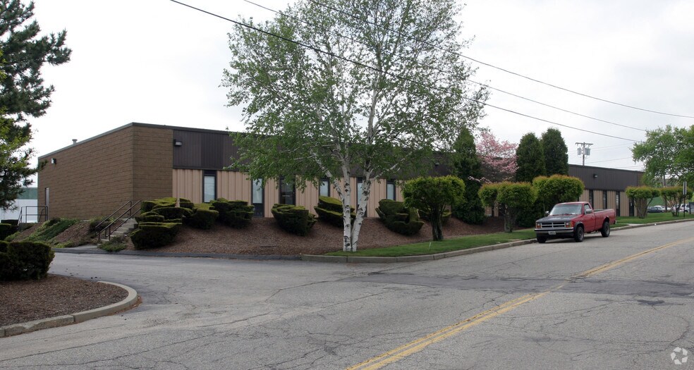 860A Waterman Ave, East Providence, RI à louer - Photo de l’immeuble – Image 2 sur 5
