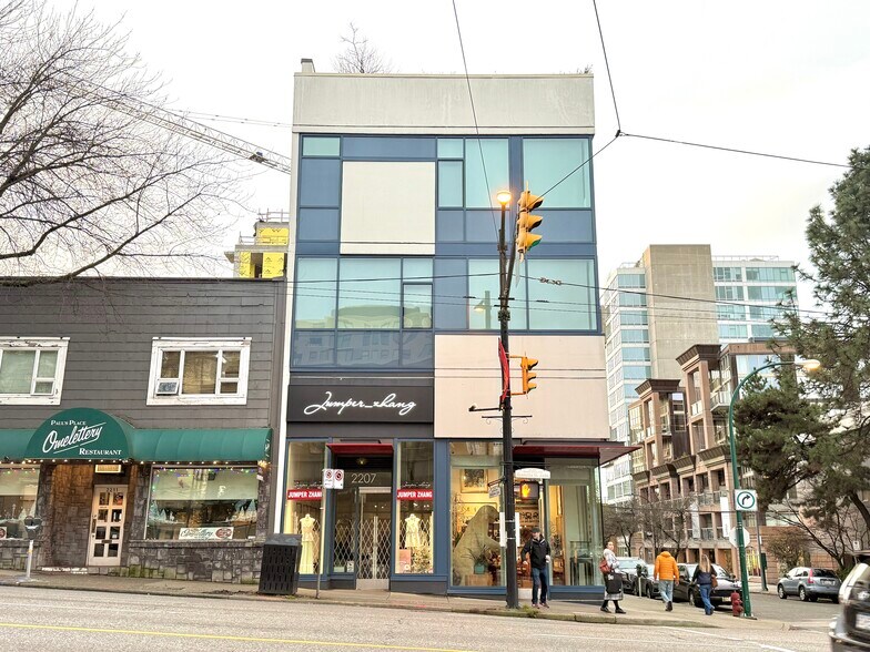 2203 Granville St, Vancouver, BC à louer - Photo de l’immeuble – Image 2 sur 5