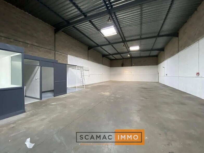 Industriel/Logistique dans Rognac à louer - Photo de l’immeuble – Image 3 sur 5