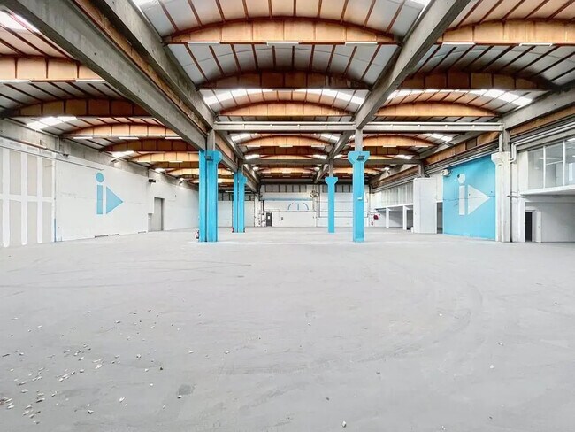 Plus de détails pour 9 Rue Du Dauphiné, Saint-Priest - Local d'activités, Industriel/Logistique à louer