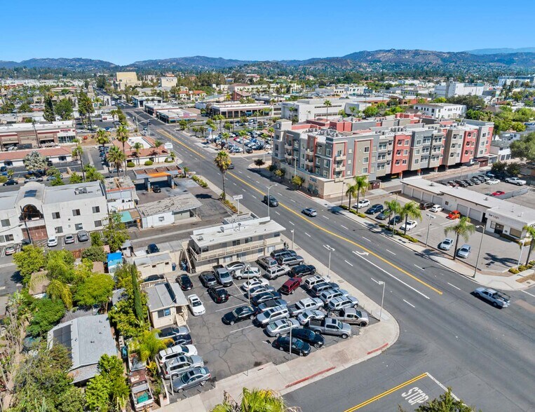 339 S Escondido Blvd, Escondido, CA à vendre - Photo de l’immeuble – Image 2 sur 15