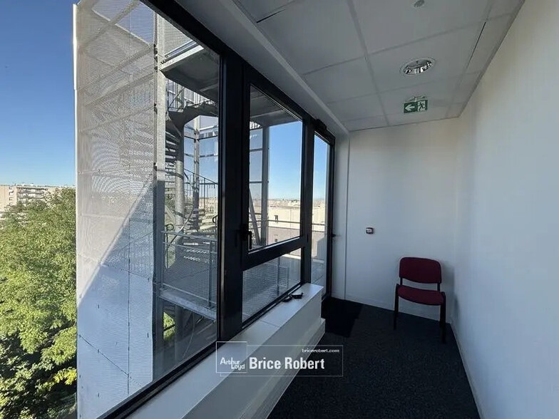 Bureau dans Vaulx-en-Velin à vendre - Photo de l’immeuble – Image 2 sur 8