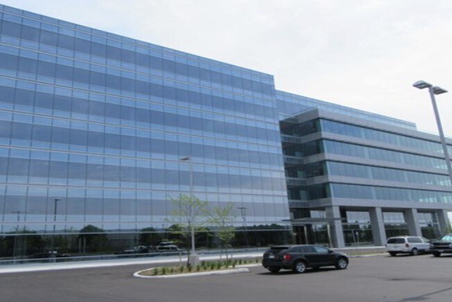 2201 Bristol Cir, Oakville, ON à louer - Photo de l’immeuble – Image 2 sur 2