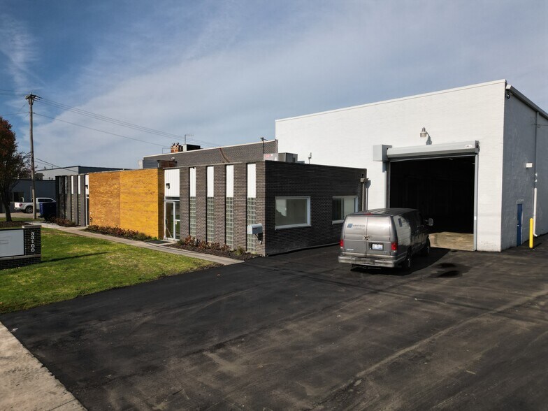 33100 Capitol St, Livonia, MI à louer - Photo de l’immeuble – Image 1 sur 9