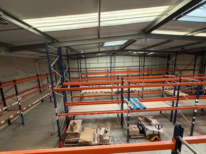 Industriel/Logistique dans Roquefort-la-Bédoule à louer - Photo de l’immeuble – Image 2 sur 3