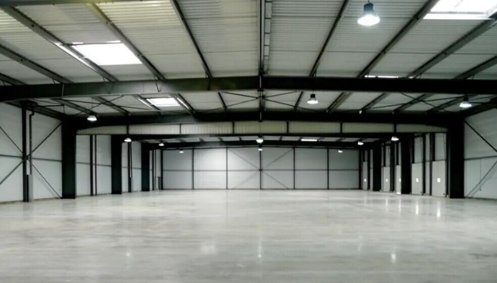 Local d'activités dans Saint-Pierre-du-Perray à vendre - Photo de l’immeuble – Image 3 sur 4