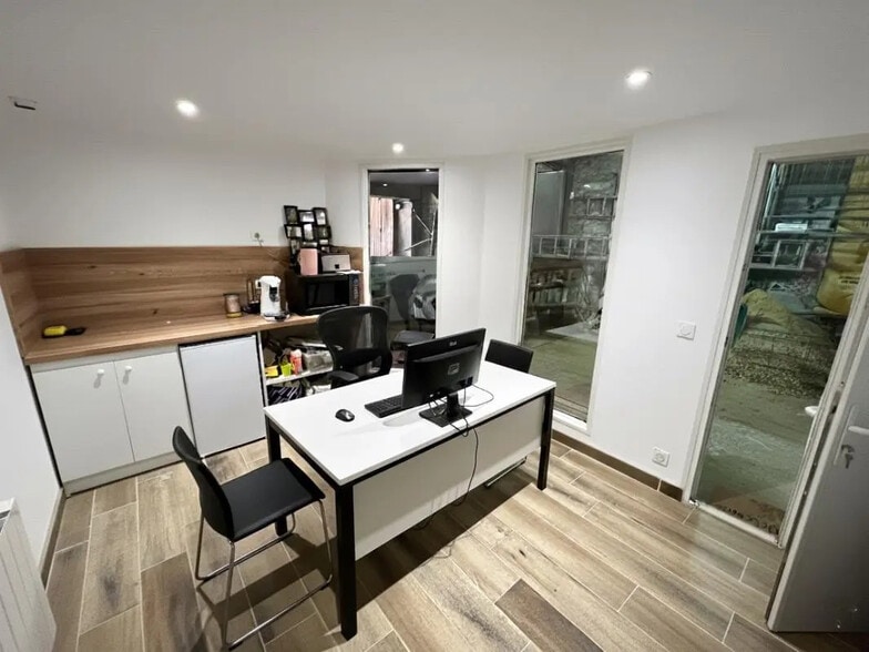 Local d’activités dans Caudebec-lès-Elbeuf à louer - Photo de l’immeuble – Image 2 sur 3