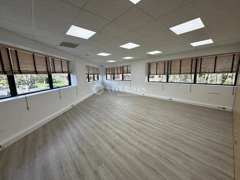 Bureau dans Champs-sur-Marne à louer - Photo intérieure – Image 2 sur 10