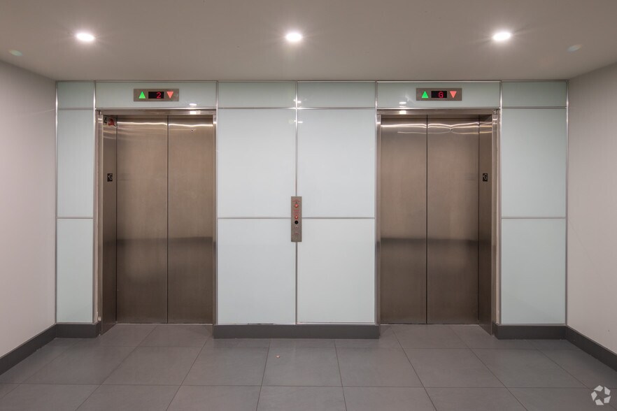 2950 Glen Dr, Coquitlam, BC à louer - Hall d’entrée – Image 3 sur 4