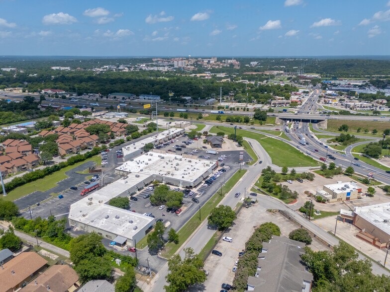 400-900 Bugg Ln, San Marcos, TX à louer - Photo de l’immeuble – Image 2 sur 14
