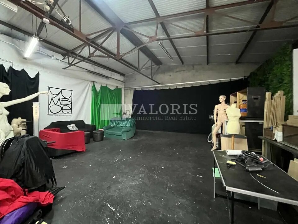 Local d'activités dans OULLINS-PIERRE-BÉNITE à vendre Photo de l’immeuble– Image 1 sur 8