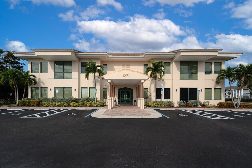 1591 Hayley Ln, Fort Myers, FL à louer - Photo de l’immeuble – Image 2 sur 15