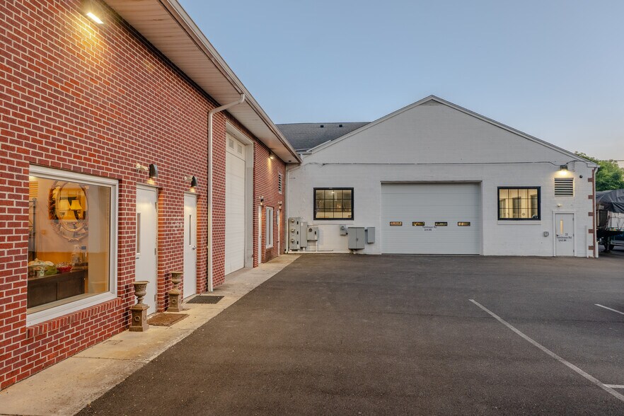 33 Tomlinson Rd, Huntingdon Valley, PA à vendre - Photo de l’immeuble – Image 2 sur 6